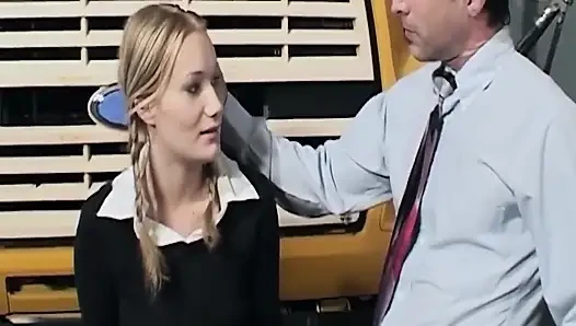 Sarışın hatun vahşi yolculukta zonklayan yarağın üzerinde salya akıtıyor