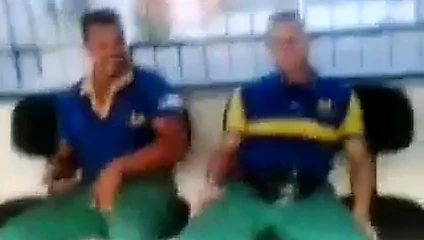 Metalurgico querendo pegar no pau do colega