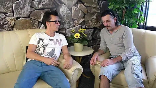 Seksi Alman sarışın evli kadın her iki deliğini de 2 penisle sikiyor