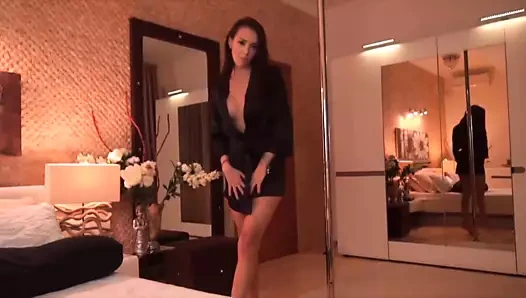 Baştan çıkarmayı ve kızdırmayı seven çarpıcı bir esmer