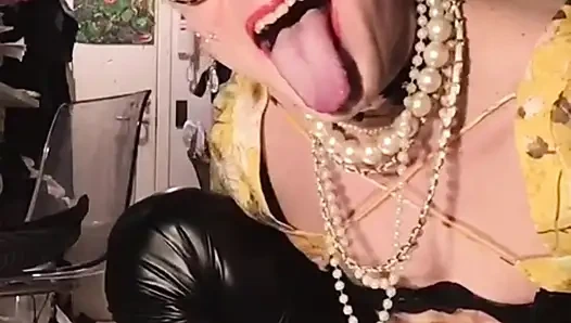 Kadın Kılıklı Kız Jes Brinch Büyük Zenci Yarağını Seviyor