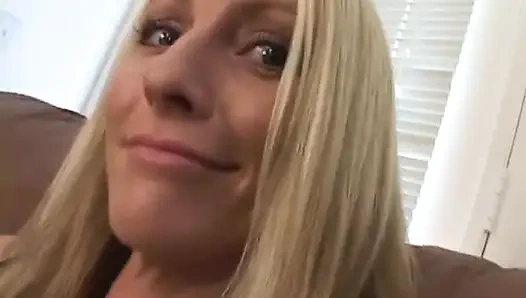 Orta yaşlı seksi kadın Emma harika bir vücuda sahip ve sikişmeye hevesli