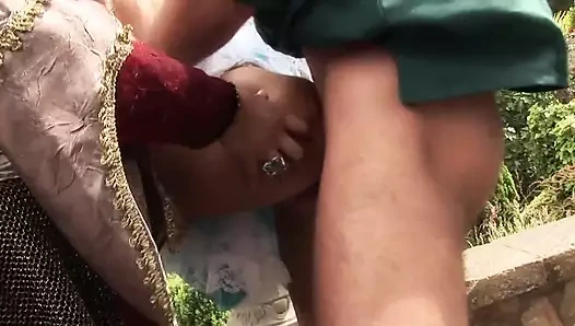 Jodi James ve Stacey Saran kostümlü amcıklar yabancılar tarafından aynı anda iki kez sikiliyor