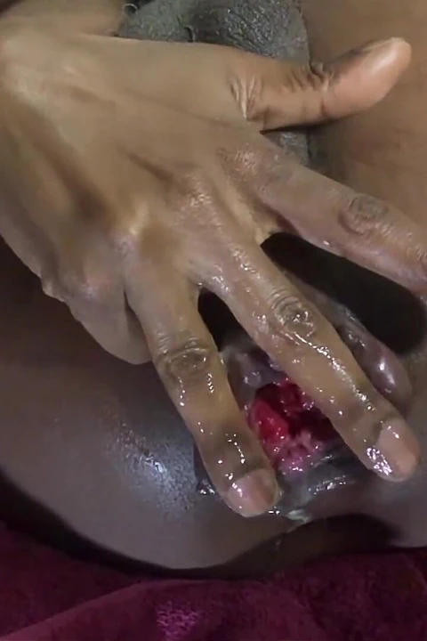 Yarak göt deliğine şaplak atıyor ve açılana kadar zıplarken izliyor - başrolde dj buttpussy