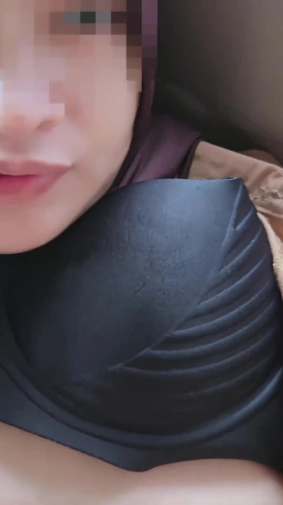 Tesettürlü öğrenci (18+) cep telefonunu yükseltmek için arabada sikişiyor - minokiiko | Klip 2