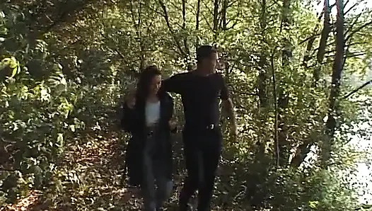 Amatör çift nehir kenarında battaniye üzerinde sikişiyor