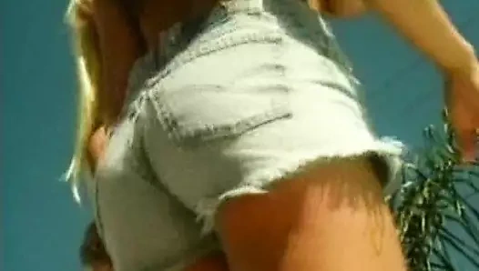 Havuz kenarında biraz ateşli lezbiyen hareketi için en iyi oyun