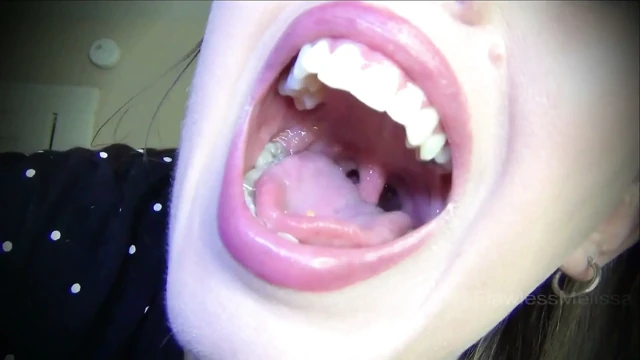 Giantess ağız ağzı azdırıyor yakın ultraviyole yutuyor