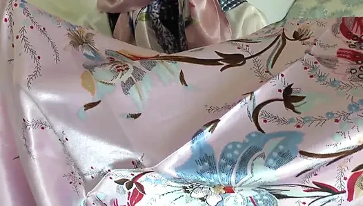 Satin-schal-liebhaber und kommt auf einen glänzenden Satinschal, lady victoria Valente