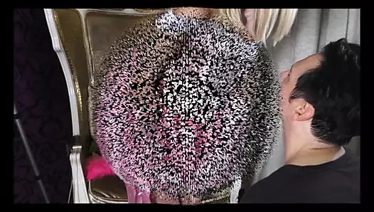 Sarışın prenses kölesinin yüzüne tükürüyor