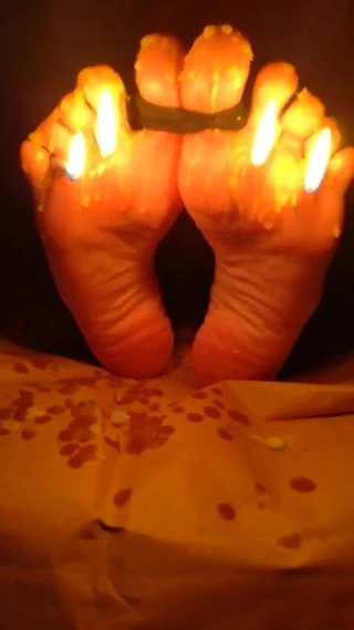 Karısının ayakları eziyet (balmumu, ateş, sıcak ayak)