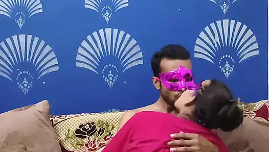 Hintli ev hanımının yatak odasında emiyor
