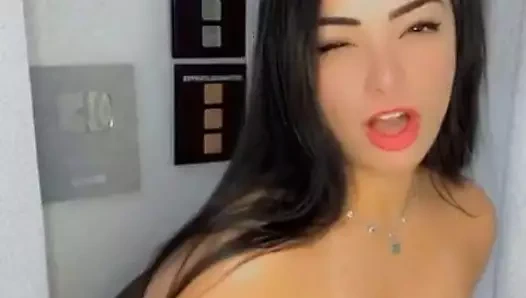 Seksi latin azdırıyor ve göğüslerine tapıyor