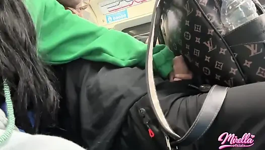 Она не может смотреть на отметку громкости и затащила меня внутри метро Сан-Паулу