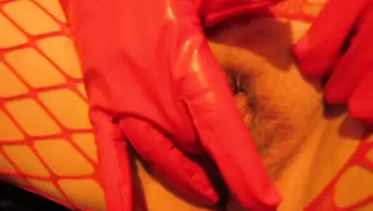 Karısı kırmızı pvc eldivenlerde mastürbasyon yapmayı seviyor - 1