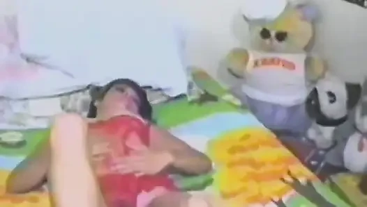 Küçük memeli esmer yarak gibi dildoya biniyor