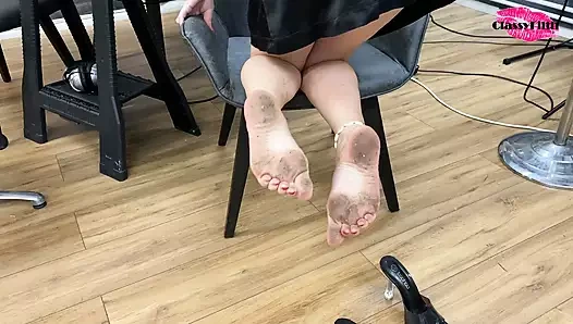 Klas pis ayaklarını temizler