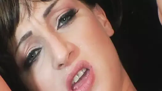 Rachael luv minibüs hasarının yarağıyla götünü esnetiyor