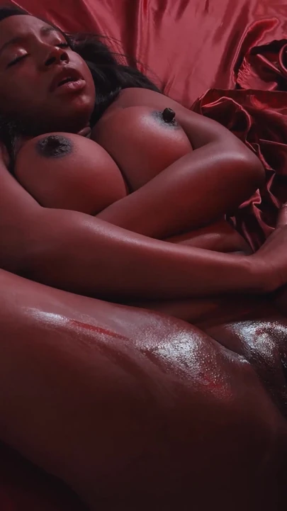 Pornfidelity kırmızı ateşli zenci Amari Anne beyaz yarağı alıyor | Klip 2