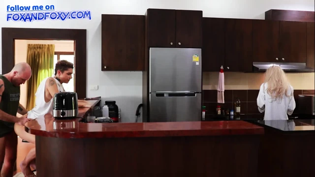 Üvey kızıyla neredeyse sürpriz anal dölleme yakalanıyor