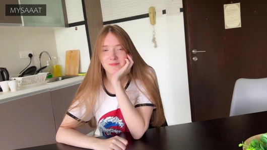 Üvey kız kardeş satrançta kayboldu ve amına iki kez boşalıyor