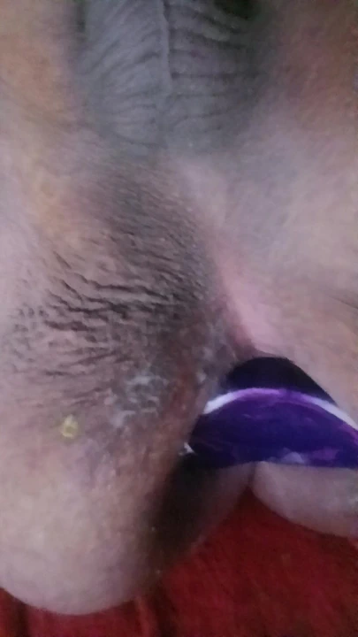 Şişman götlü trans sürtük büyük oyuncağını dışarı itiyor