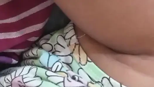 Genç Sri Lankalı stajyer öğle tatilinde dildoyla sert seks yapıyor