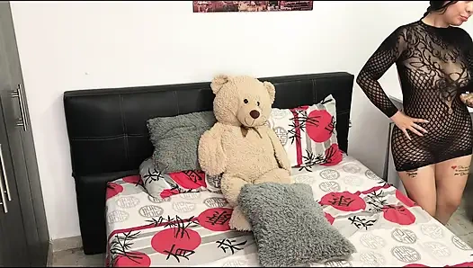 Ateşli arkadaşım iç çamaşırlı göğüslerini, götünü ve dövmelerini gösteren video çekiyor