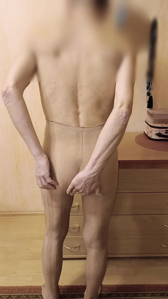 Eve geldiğimde taytımı çıkarmadan mastürbasyon yapıyorum.