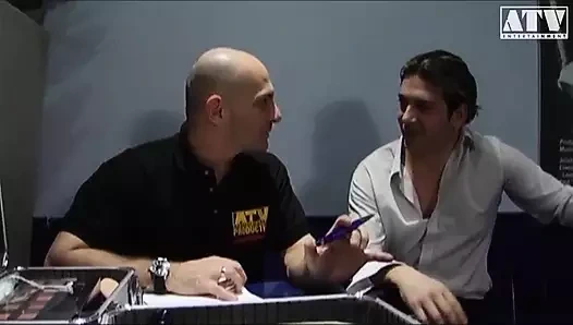 Büyük memeli ve altın saçlı sürtük olgun Axen götünü alıyor