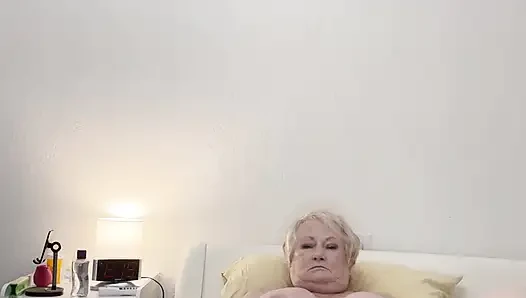 Nine dildo tarafından sikiliyor