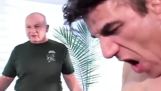 Azgın kızlar harika bir masajdan sonra ateşli bir adamla sikişiyor