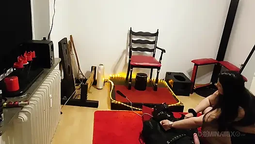 Tombul esmer dominatrix fetiş zindanında bağlı köleyi komuta ediyor