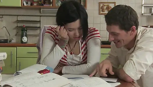 Anal içeride sahne 1: esmer genç netta jade mutfakta anal seks yapıyor