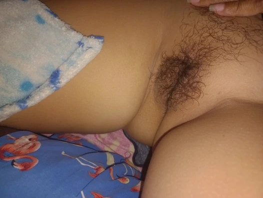 Evli evli kadın film izlerken sevgilisi için oral seks yapıyor