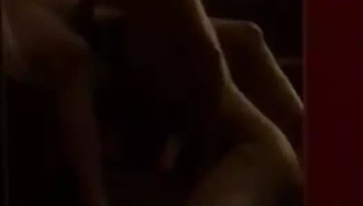 Aynanın önünde bir kız arkadaşıyla