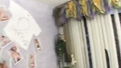 Güzel busty sarışın gösteri ona büyük memeler için bir siyah adam