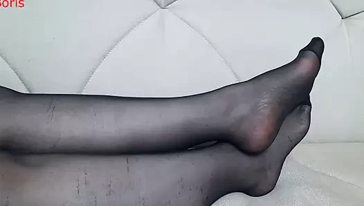 Başka bir açıdan, Anna'nın siyah külotlu çorabı, bacakları ve ayakları.