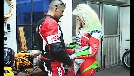 Une Blonde Suce Un Motard