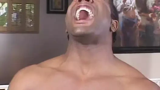 Gırtlağına kadar alıyor zenci bebek sikiliyor