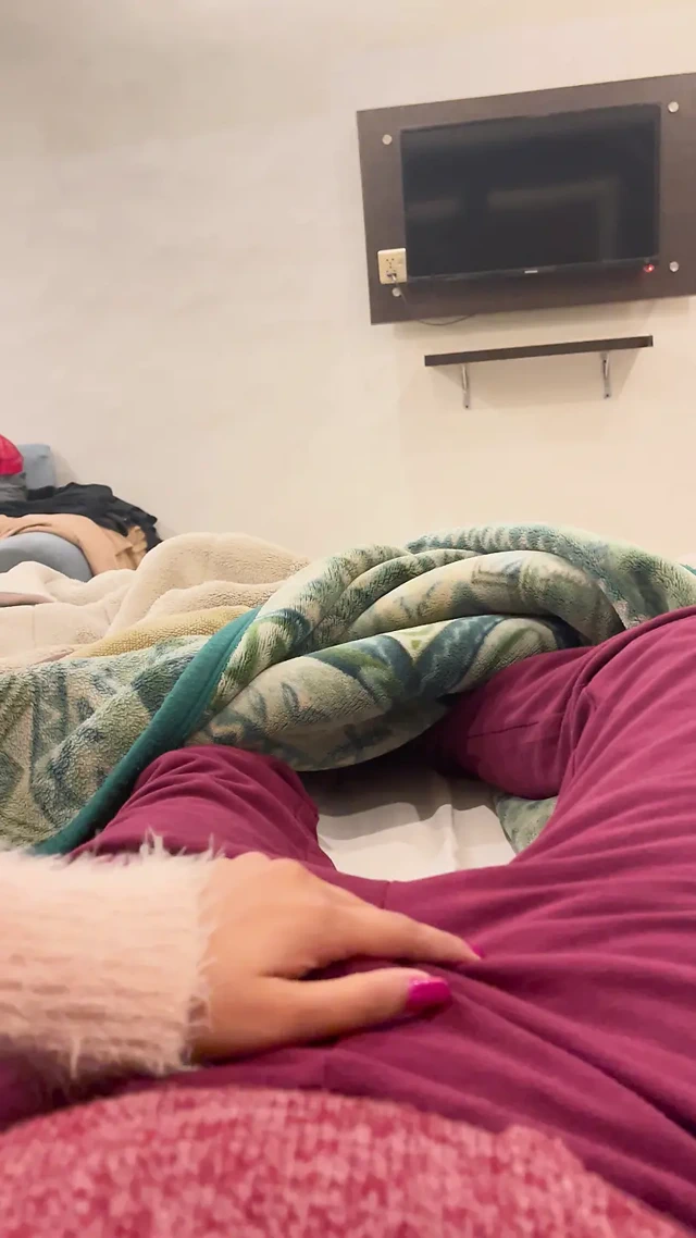 Hintli kadın yarakla oynuyor