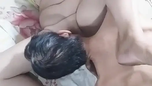 Uzun tounge ile amını kıkırdatmak için dildoyu seviyor