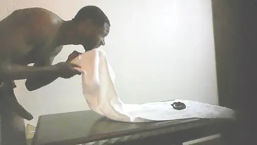Yemek yiyor ve uzun yarakla