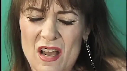 Sürtük esmer sandalyede amında genç bir yarağı seviyor