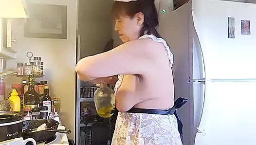 Beyaz önlüğümde yemek yapıyorum