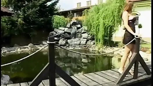 Büyük memeli ve ince belli genç tıraşlı amcık esmer sert sikiliyor
