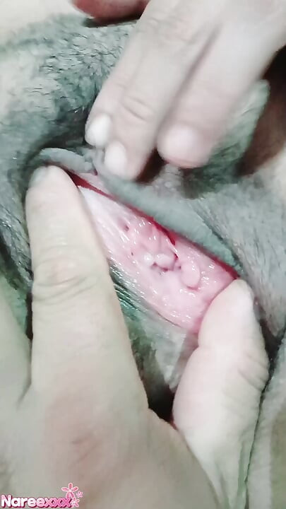 Beni elleriyle getirdi, parmaklarını sulu amcığımın içine soktu, büyük orgazmları hissetmeyi seviyorum.