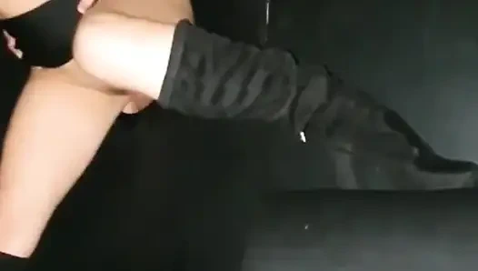 Vanessinha zafer deliğine gider ve çok heyecanlanır