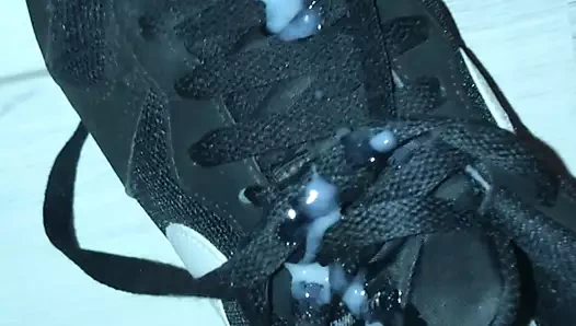 Komşu spor ayakkabılarında tekrar cum