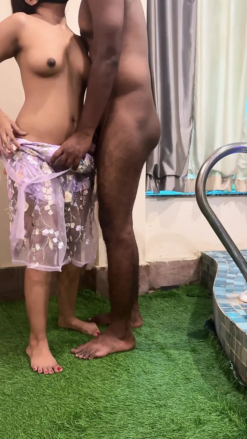 ホテルの部屋とプールで休暇を楽しむホットなカップル。